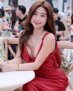 Louis Phạm Tỏa Sáng Với Váy Sexy, Bị Chỉ Trích "Già Trước Tuổi"